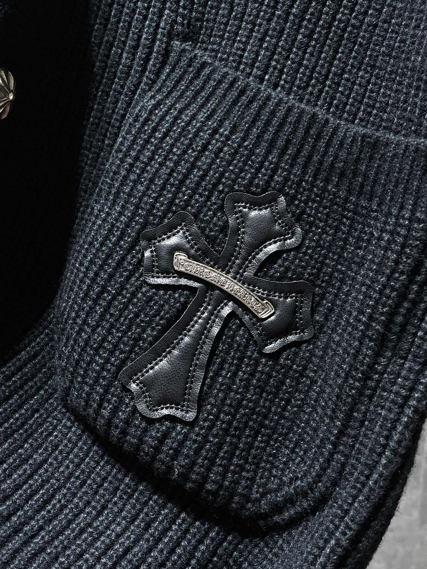P296 Chrome Hearts sweater series Banana collar wool and leather silver button cardigan Single-breasted placket design All made of leather webbing Customized Chrome Hearts hardware buttons ➕ Leather logo embroidery on the chest Selected high-quality wool and 100% pure cotton knitted fabrics Not the ordinary version on the market! ! Recommended color: black Size: S, M, L, XL